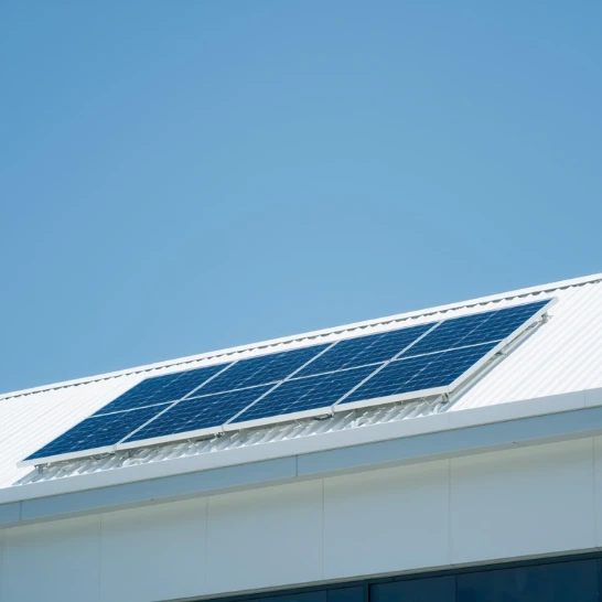 Panneaux solaires sur toit blanc